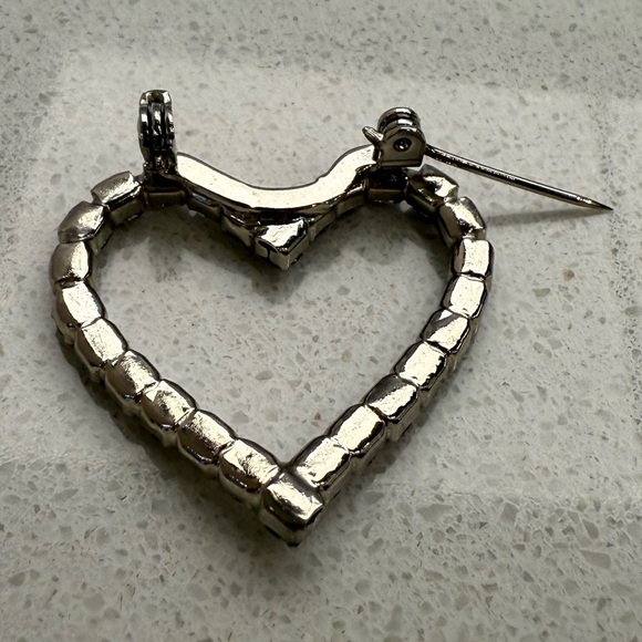 Vintage Rhinestones Silver Tone Heart Brooch Pin Valentine's Day - Picture 7 of 8